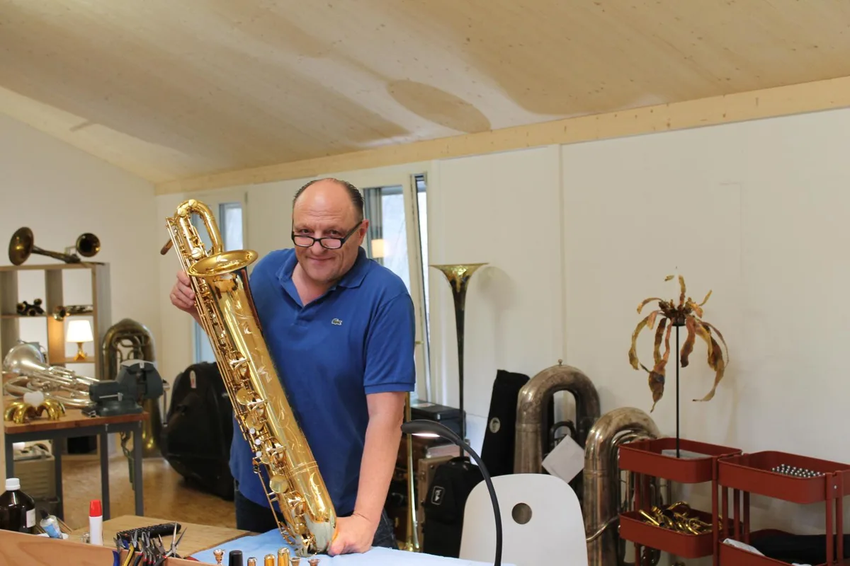 img_8312_preview Der Holz- und Blechblasinstrumenten-Reparateur Martin Rettenmund in seinem neuen Atelier in Dürnten. (Bild:Luca Da Rugna)