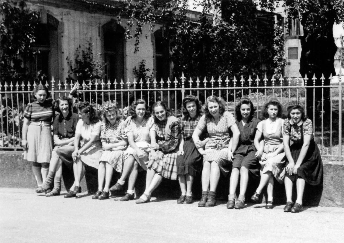 m%c3%a4dchenheim%20gruppenbild_preview Gruppenbild vor dem Mädchenheim im Jahr 1948. (Bild:PD), Georg Radanowicz (links) als «dadaistisches Samichlaus-Monster». (Bild:PD), Das Oberaathal um 1970. (Bild:PD), David Streiff ist der Autor des Buches. (Foto: Archiv)