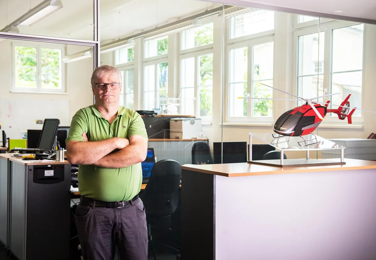 https-zueriost-ch-sites-default-files-elvis-media-2018-06-pfaeffikon_07062018_marencoag_sbo_1_preview_0-jpg Nach Hausdurchsuchung: Marenco-Chef Martin Stucki wehrt sich gegen den Vorwurf, unrechtmässig Daten von Kopter verkauft zu haben. (Foto: Seraina Boner), Andreas Löwenstein, heutiger CEO von Kopter, bestätigt, dass es ein Strafverfahren gegen Martin Stucki gibt. Details dazu will er nicht nennen. Das sei Aufgabe der Bundesanwaltschaft. (Archivfoto: Marcel Vollenweider), Am 15. Mai 2018 durchsuchte die Bundesanwaltschaft den Firmensitz der Marenco AG in Pfäffikon. Geschäftsführer Martin Stucki war zu dieser Zeit zufällig in Deutschland. (Foto: Seraina Boner), Martin Stucki behauptet, dass die Firma Kopter Probleme bei der Produktion des neuen, einmotorigen Hubschraubers habe. (Archivfoto: Marcel Vollenweider), Andreas Löwenstein verwahrt sich gegen Stuckis Behauptung, Kopter hätte Probleme. Mit solchen Äusserungen berühre er die «Grenze zur strafbaren Verleumdung». (Archivfoto: Marcel Vollenweider)
