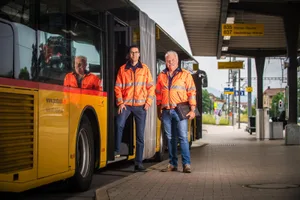 pfaeffikon_13062018_entwicklungbushof_sbo_11_preview Das nächste Projekt für Bauvorstand Lukas Steudler (FDP, links) und Bauamtsleiter René Iten: Am Pfäffiker Bushof soll es künftig sechs bis sieben statt fünf Haltekanten geben. (Foto: Seraina Boner)