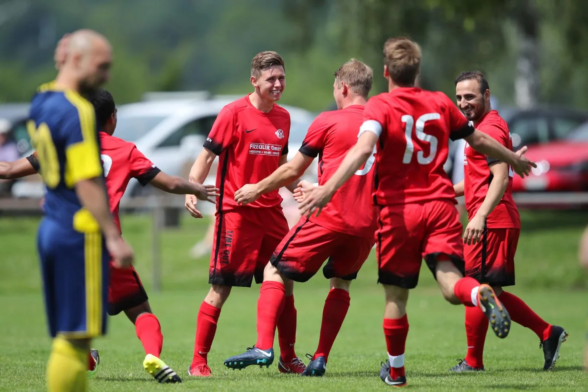 https-zueriost-ch-sites-default-files-elvis-media-2018-06-sport_03062018_fussballpfaeffikonfaellanden_dku__5__preview-jpg Pfäffiker Jubelstürme: Acht Tore feierten die Pfäffiker Drittliga-Fussballer gegen Fällanden. (Foto: David Kündig)