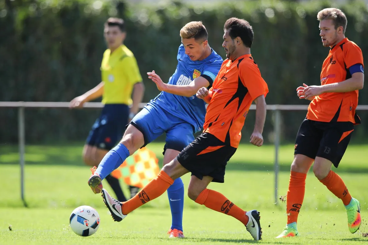 https-zueriost-ch-sites-default-files-elvis-media-2018-06-sport_03092017_fussballduebendorfrueti_dku__2__preview_0-jpg Der Überflieger der Saison: Rütis Esmir Rastoder erzielte 20 Tore, hier bringt er den Dübendorfer Jonas Rüegg in Verlegenheit. (Archivfoto: David Kündig)