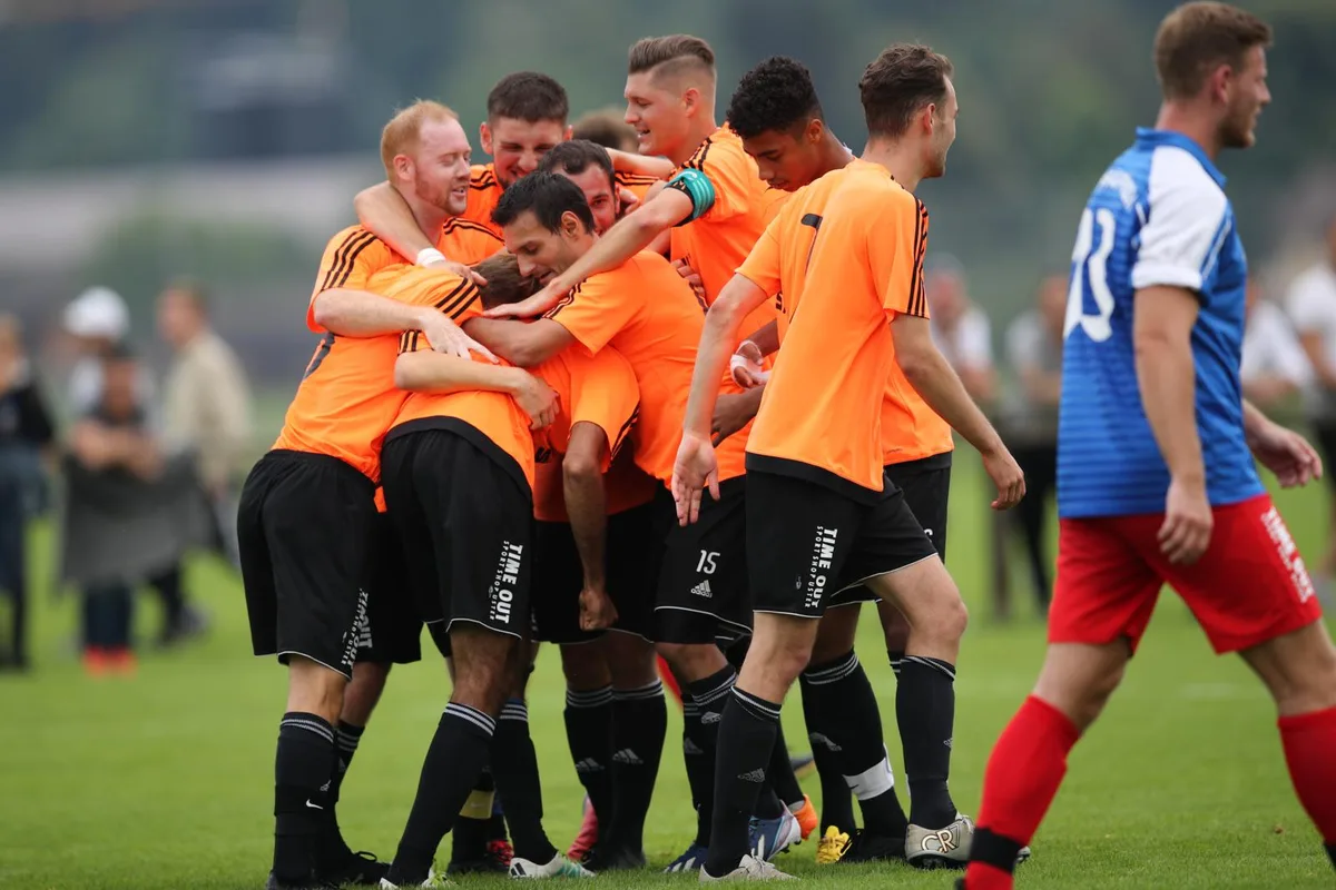 sport_17062018_fussballmoenchaltorfpfaeffikon3_dku__3__preview Die Mönchaltorfer waren gegen Pfäffikon 3 insgesamt fünfmal erfolgreich. (Foto: David Kündig), Der FC Möchaltorf trat nicht nur erfolgreich auf, er fiel auch durch besondere Fairness auf. (Foto: David Kündig), Die Mönchaltorfer wurden beim 5:0-Sieg über Pfäffikon 3 kaum gefordert. (Foto: David Kündig), Es ist geschafft: Trainer Beat Bühler feiert mit den Spielern des FC Mönchaltorf nach dem 5:0-Sieg über Pfäffikon 3 den Wiederaufstieg in die 3. Liga. (Foto: David Kündig), Der Mönchaltorfer Aufstieg war erst nach der letzten Runde sichergestellt. (Foto: David Kündig)
