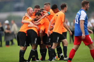 sport_17062018_fussballmoenchaltorfpfaeffikon3_dku__3__preview Die Mönchaltorfer waren gegen Pfäffikon 3 insgesamt fünfmal erfolgreich. (Foto: David Kündig), Der FC Möchaltorf trat nicht nur erfolgreich auf, er fiel auch durch besondere Fairness auf. (Foto: David Kündig), Die Mönchaltorfer wurden beim 5:0-Sieg über Pfäffikon 3 kaum gefordert. (Foto: David Kündig), Es ist geschafft: Trainer Beat Bühler feiert mit den Spielern des FC Mönchaltorf nach dem 5:0-Sieg über Pfäffikon 3 den Wiederaufstieg in die 3. Liga. (Foto: David Kündig), Der Mönchaltorfer Aufstieg war erst nach der letzten Runde sichergestellt. (Foto: David Kündig)