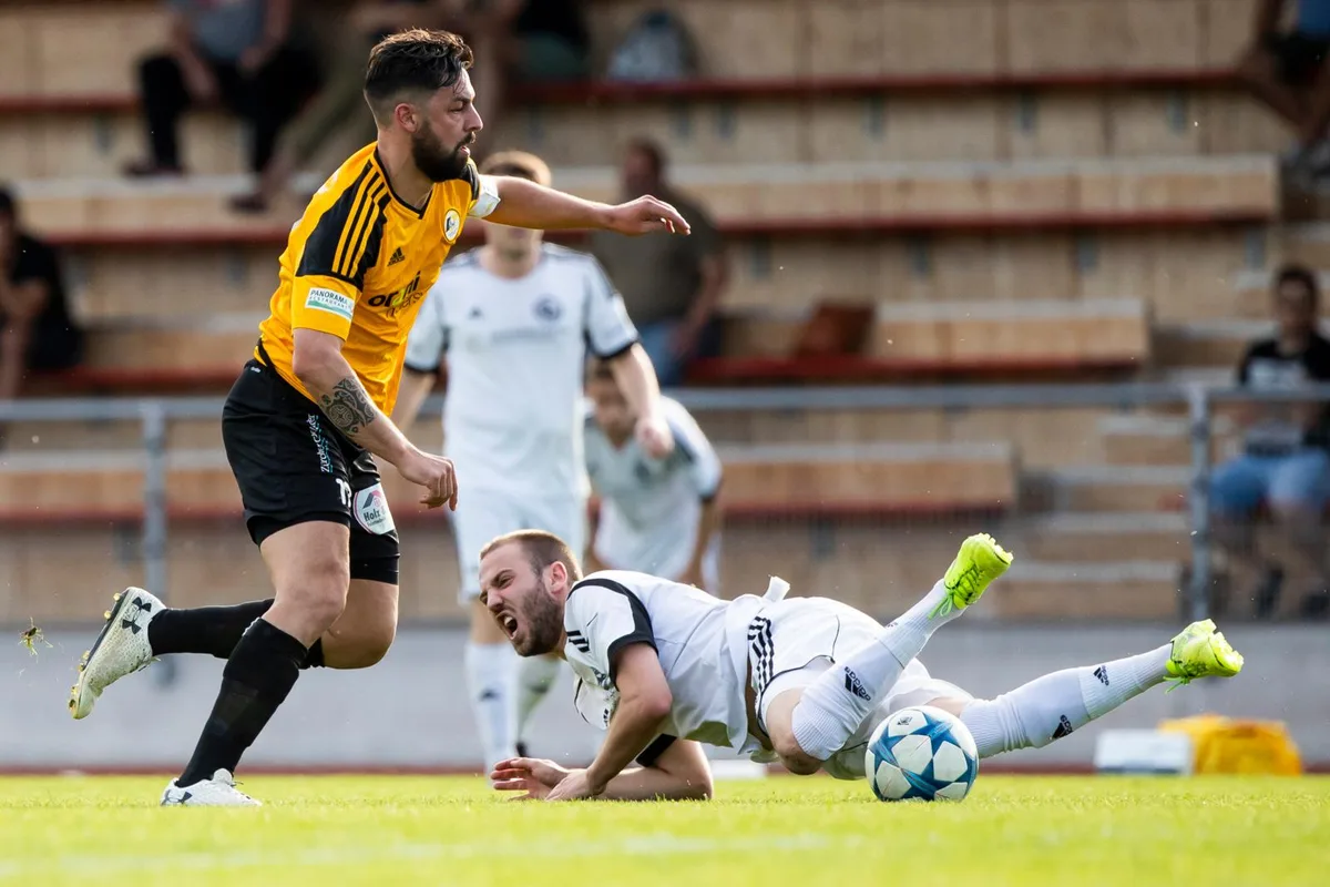 https-zueriost-ch-sites-default-files-elvis-media-2018-06-sport_27052018_fussball_crm_06_preview-jpg Im Abstiegskampf: Wetzikons Vincenzo Piccinni gegen Jan Lenz von der SV Schaffhausen. (Foto: Christian Merz)