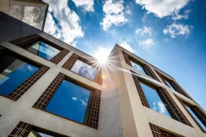 uster_21062018_kraemeracker_crm_1_preview Beim Schulhaus Krämeracker fiel am Donnerstagmittag die Hülle: Diese wurde montiert, um die Bauarbeiten auch im Winter vorantreiben zu können. Das liess sich dies Stadt rund 310‘000 Franken kosten. (Foto: Christian Merz), Primarschulpflegepräsidentin Patricia Bernet diskutiert mit einer Mitarbeiterin der Stadt. (Foto: Christian Merz), Die letzten Bauarbeiten sind noch im Gang. (Foto: Christian Merz), Ende August soll der Schulbetrieb im Neubau aufgenommen werden.(Foto: Christian Merz)