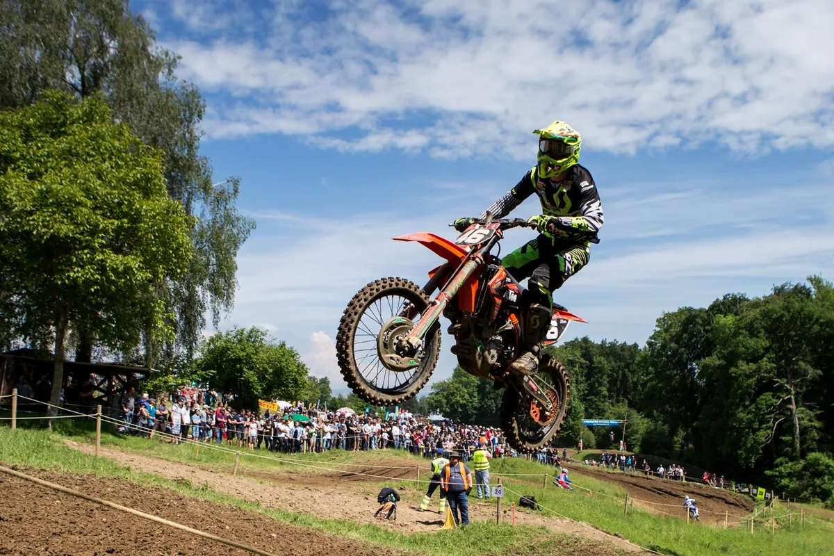 mcm2447_preview_0 Der Tösstaler Nico Jucker klassierte sich bei den FMS-Rennen im Thurgau in der ersten Ranglistenhälfte. (Foto: Keystone), Nur fliegen ist schöner: Der Tösstaler Nico Jucker. (Foto: Keystone), Nico Jucker kämpft sich vor. (Foto: Albert Büchi), Franco Betschart aus Wetzikon schaffte bei den FMS-Rennen in Braunau den Sprung in die Top Ten. (Foto: Keystone)