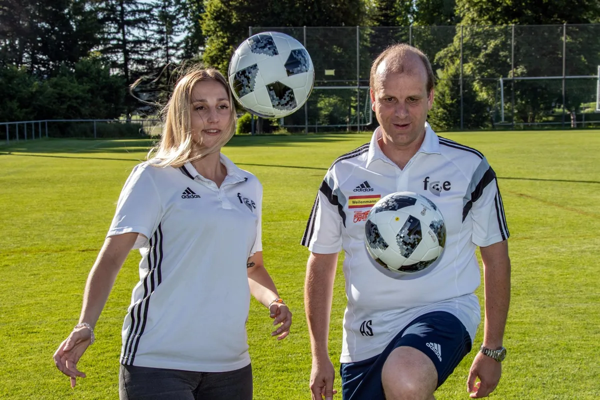 r1_sahli_19062018_re_01_preview Fabienne Siegenthaler, Juniorinnenverantwortliche des FC Effretikon, und André Sahli, Präsident des FC Effretikon, wollen mehr Mädchen davon überzeugen, ihrem Fussballverein beizutreten. (Foto: Mano Reichling) , Die beiden Vorstandsmitglieder sind stolz darauf, in jeder Alterskategorie eine reine Mädchenmannschaft stellen zu können. (Foto: PD.), Trotzdem wollen die beiden noch mehr Mädchen überzeugen, die Sportart auszuleben. «Wie heissen jede willkommen, unabhängig von Alter und Erfahrung», sagt Sahli.