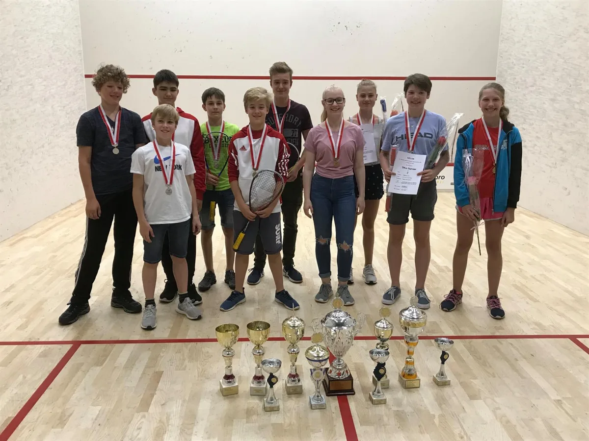 https-zueriost-ch-sites-default-files-elvis-media-2018-06-squashuster_preview-jpg Die zehn Medaillengewinner des Squasclub Uster an der Junioren-SM in Langnau am Albis. (Foto: PD)