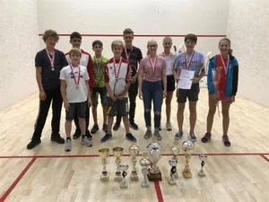 https-zueriost-ch-sites-default-files-elvis-media-2018-06-squashuster_preview-jpg Die zehn Medaillengewinner des Squasclub Uster an der Junioren-SM in Langnau am Albis. (Foto: PD)