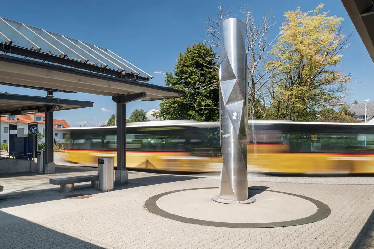 25072018_unedliche_saeule_fehraltorf_gu_03_preview Die «unendliche Säule» in Fehraltorf soll das Reisen als Kommen und Gehen symbolisieren. Entworfen wurde sie von Antonio Fiacco. (Foto: André Gutzwiler) , Er wählte die Form einer Säule, um der Horizontalen des Bahnhofs entgegen zu wirken. (Foto: André Gutzwiler)