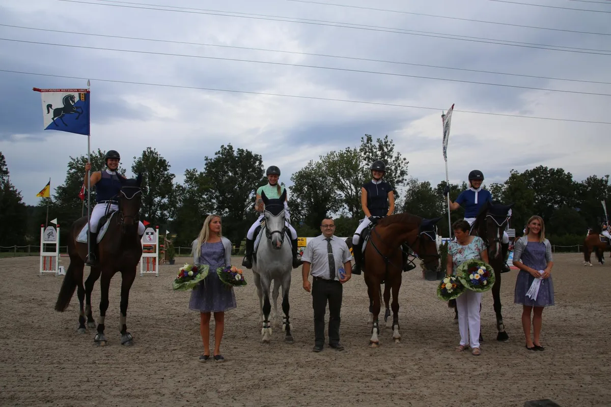 gossau_wetzikon_cup_preview Siegerequipe im OKV-Cup: RV Wetzikon und Gossau mit Simone Capt, Laura Furegati, Carole Grisotto und Christine Lang. Vorne von links: Claudia Kunz (RV Wetzikon und Gossau), Rebecca Schär (NOP Pferdeversicherungen), Claire Bodmer (OK), René Steiner (OKV) und Ehrendamen. (Foto: Chantal Kunz), Der Reitverein Wetzikon und Gossau holte sich den Sieg im OKV-Cup. (Foto: Chantal Kunz), Simone Capt und Olympica kämpften für den RV Wetzikon und Gossau. (Foto: Chantal Kunz), Fehlerfrei: Anthony Bourquard siegte mit Thalie d’Anjou. (Foto: Chantal Kunz), Seraina Schmid aus Wetzikon gewann mit Pikola das B/R 90. (Foto: Chantal Kunz), Die ersten drei Ränge der «Horse and Dog»-Prüfung. (Foto: Chantal Kunz), Sieger der «Horse and Dog»-Prüfung: Céline Heilinger auf E. W. Kassandra CH und Nadja Spitzli mit Nino., Christine Lang ritt mit Collandro für den RV Wetzikon und Gossau. (Foto: Chantal Kunz)