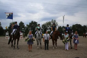 gossau_wetzikon_cup_preview Siegerequipe im OKV-Cup: RV Wetzikon und Gossau mit Simone Capt, Laura Furegati, Carole Grisotto und Christine Lang. Vorne von links: Claudia Kunz (RV Wetzikon und Gossau), Rebecca Schär (NOP Pferdeversicherungen), Claire Bodmer (OK), René Steiner (OKV) und Ehrendamen. (Foto: Chantal Kunz), Der Reitverein Wetzikon und Gossau holte sich den Sieg im OKV-Cup. (Foto: Chantal Kunz), Simone Capt und Olympica kämpften für den RV Wetzikon und Gossau. (Foto: Chantal Kunz), Fehlerfrei: Anthony Bourquard siegte mit Thalie d’Anjou. (Foto: Chantal Kunz), Seraina Schmid aus Wetzikon gewann mit Pikola das B/R 90. (Foto: Chantal Kunz), Die ersten drei Ränge der «Horse and Dog»-Prüfung. (Foto: Chantal Kunz), Sieger der «Horse and Dog»-Prüfung: Céline Heilinger auf E. W. Kassandra CH und Nadja Spitzli mit Nino., Christine Lang ritt mit Collandro für den RV Wetzikon und Gossau. (Foto: Chantal Kunz)