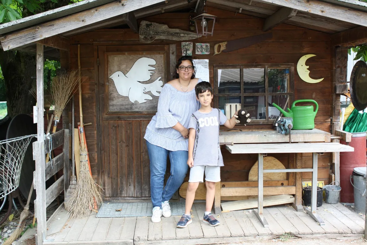 Maria Jose Rensch (links) sucht nach naturbegeisterten Kindern, die das Element «Erde» erforschen möchten. (Bild:Luca Da Rugna), Tiago Rensch möchte eine weitere Collage mit aktuellen Bildern an die Clubhaus-Wand hängen. (Bild:Luca Da Rugna)