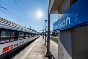 pfaeffikon_13022018_bhfeffi_crm_8_preview Die SBB, Stadt und Politik sind sich einig: Die Situation am Bahnhof Effretikon ist unbefriedigend., Lange Umsteigezeiten belasten die Pendler., Fehlende Rampen und Fahrstühle machen das Umsteigen mit Gepäck besonders mühsam., Nun stellen die SBB weitere Massnahmen in Aussicht.