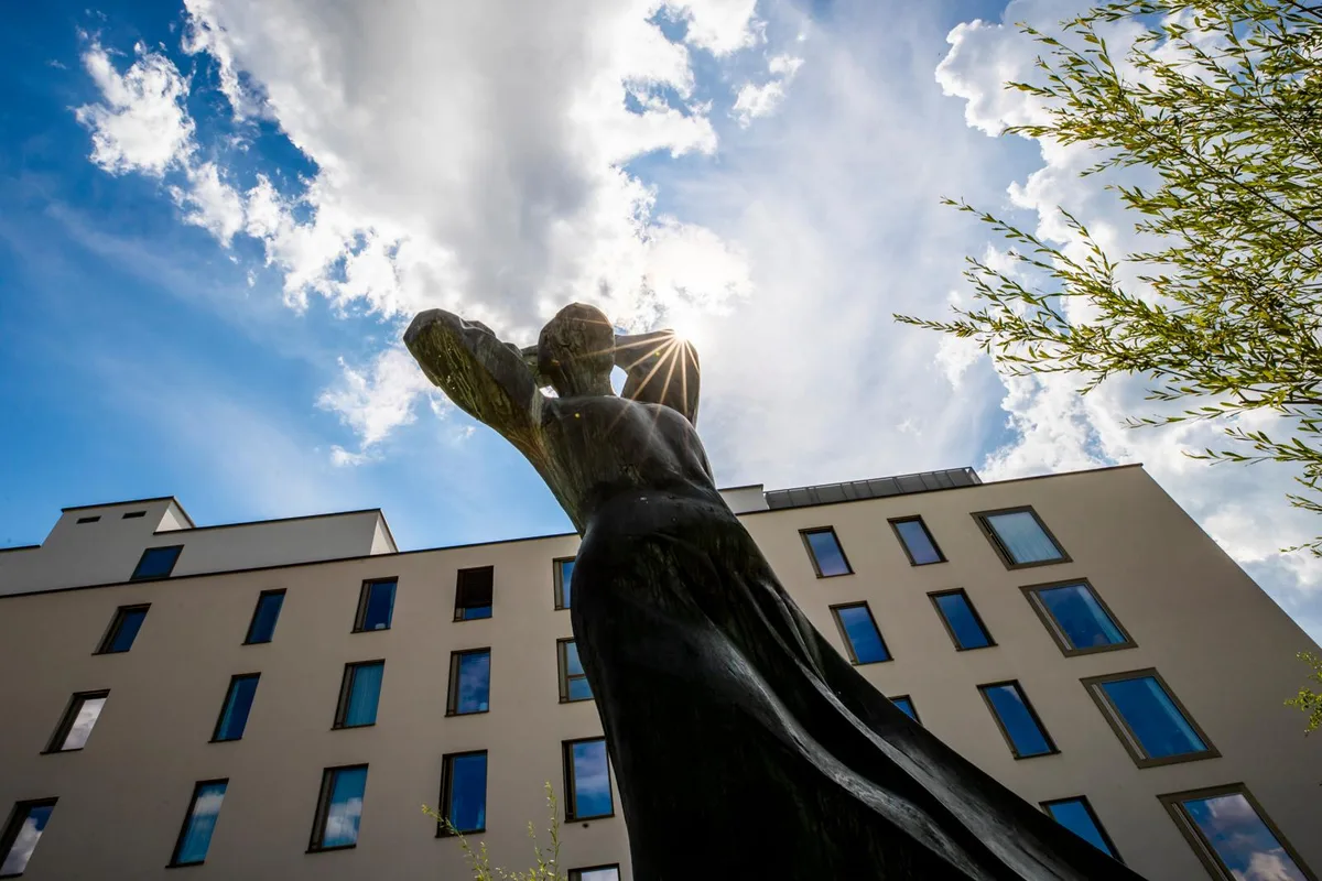 Die Skulptur vor dem Geratrium in Pfäffikon. (Bild:Christian Merz), Seit 1972 steht die Statue mit dem Namen «Lebensfreude» neben dem Eingang des alten Kreisspitals. (Bild:Christian Merz)