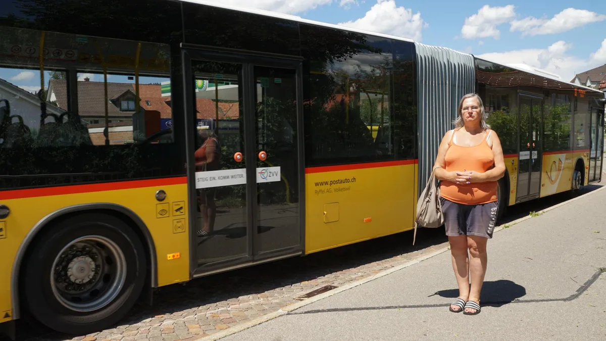 postauto_front_preview Silvia Gatti fühlt sich durch laute Jugendliche im Postauto gestört. (Foto: Talina Steinmetz)
