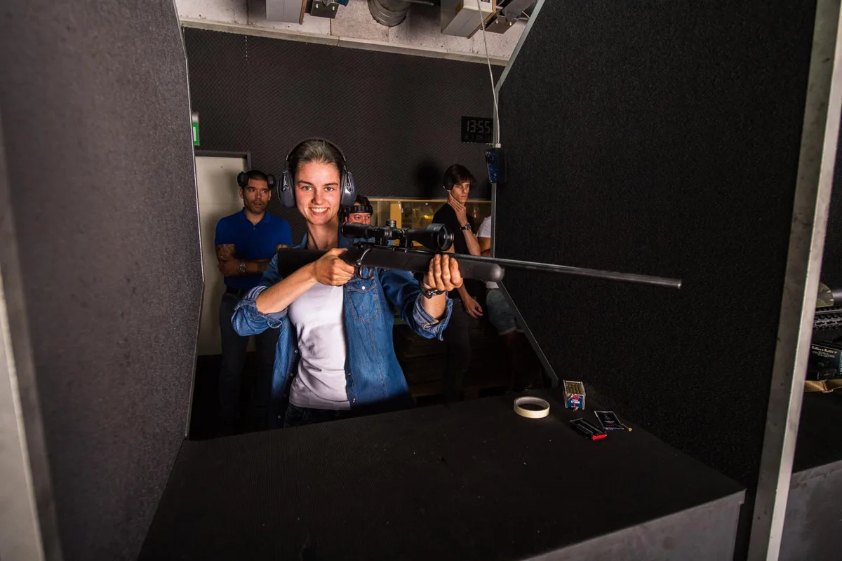 schinznach_12072018_swissarcticproject_sbo_20_preview Janine Wetter aus Fehraltorf fährt in die Arktis. Um sich vor möglichen Eisbärenangriffen zu verteidigen, musste sie ein Schiesstraining absolvieren. (Foto: Seraina Boner) , An das Hantieren mit einer Waffe müsse sie sich zuerst gewöhnen. (Foto: Seraina Boner) , Trotzdem trifft sie bereits beim zweiten Mal in die Mitte der Zielscheibe. (Foto: Seraina Boner) , Ein Leiter der Swiss Shooting Range erklärt den Kandidaten den genauen Umgang mit einer Waffe. (Foto: Seraina Boner) , Janine Wetter (zw. v. r.) reist mit vier anderen Kandidaten in die Arktis, um den Klimawandel und seine Folgen zu erforschen. (Foto: Seraina Boner) , Neben dem Schiessen muss sie auch das Steuern von Drohnen im Griff haben. Damit werden Foto- und Videoaufnahmen von oben gemacht. (Foto: Seraina Boner) , «Drohnenfliegen ist reine Übungssache», meint Wetter. (Foto: Seraina Boner)