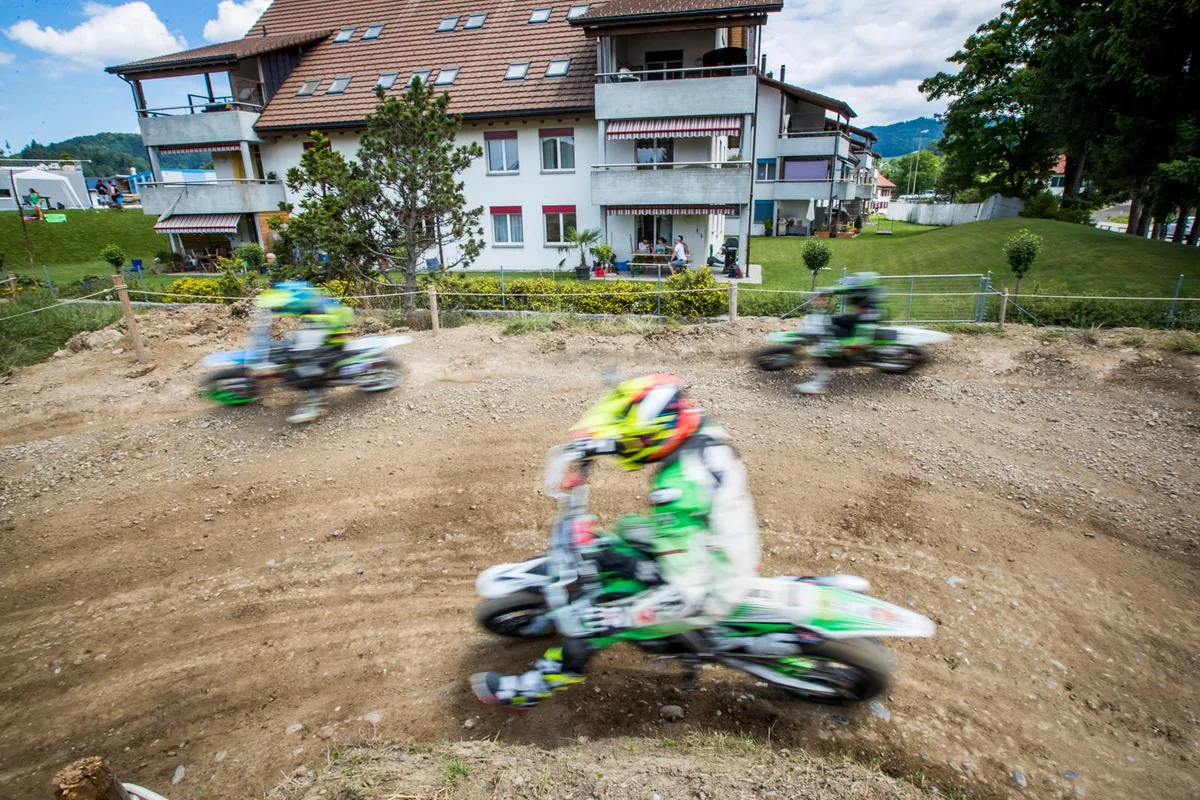 sport_16072017_supermoto_crm_16_preview Balkon mit Aussicht: Das Supermoto Bäretswil ist am Wochenende im Dorf allgegenwärtig. (Archivfoto: Christian Merz), Zum Sieg reichte es Kevin Tschümperlin im Vorjahr einmal mehr nicht. (Archivfoto: Christian Merz), Achtung, fertig, los: Nach dem Start ist das ganz Fahrerfeld noch beieinander. (Archivfoto: Christian Merz), Beste Sicht: Beim Supermoto Bäretswil kommen die Zuschauer auf ihre Kosten. (Archivfoto: Christian Merz), Auch die Quad-Rennen gehören zu den Attraktionen am Supermoto Bäretswil. (Archivfoto: Christian Merz)