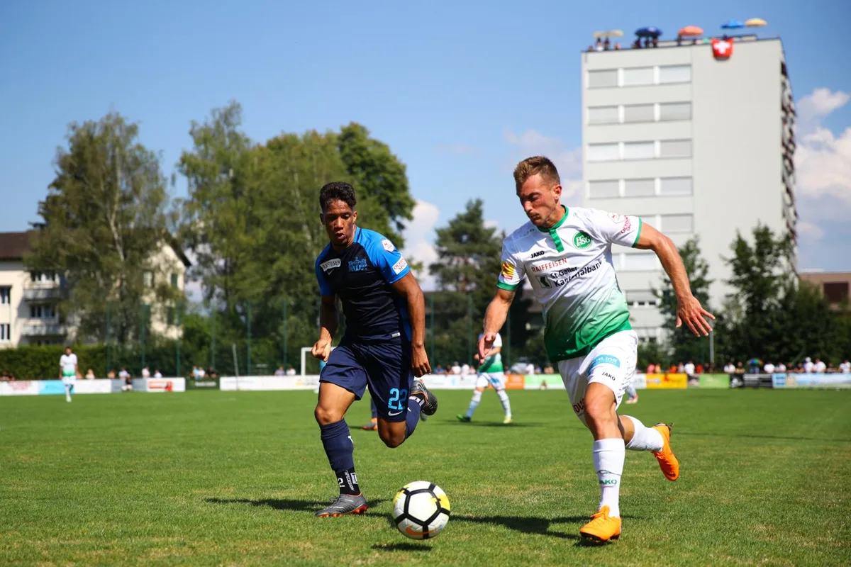sport_30062018_fczfcsg_dku__4__preview_0 Der FCZ ( Kevin Rüegg, links) testete in Rüti gegen den FC St. Gallen. (Foto: David Kündig)