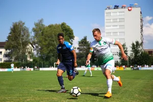 sport_30062018_fczfcsg_dku__4__preview_0 Der FCZ ( Kevin Rüegg, links) testete in Rüti gegen den FC St. Gallen. (Foto: David Kündig)