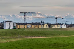 uster_13032017_eschenbuehl_crm_7_preview Noch ist das Eschenbühl eine grüne Wiese. Künftig soll das Gebiet aber 2000 Menschen ein Zuhause bieten. Der Bezirksrat hat den Stadtrat aber nun für seine Planung gerügt. (Archovfoto: Christian Merz)