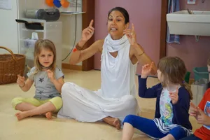 kinderyoga4_preview «Wenn man auf die Bedürfnisse der Kinder eingeht, haben am Schluss alle Spass», sagt Sarah Preisig. (Fotos: PD)