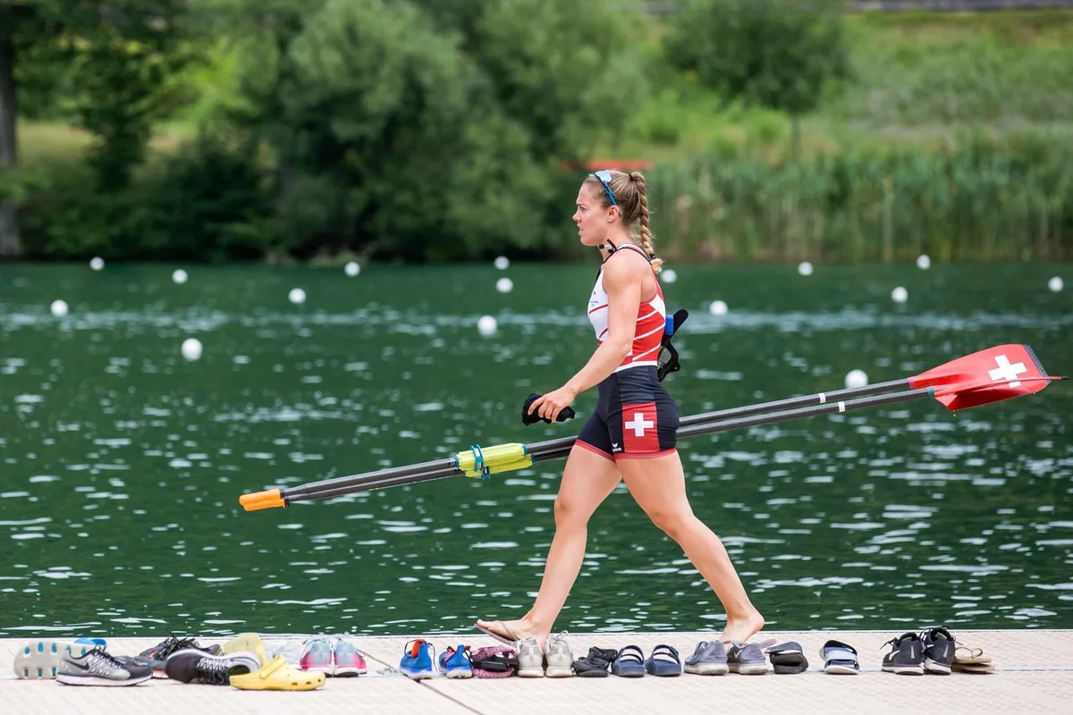 rtl1548_preview Jeannine Gmelin beim Training auf dem Rotsee. (Foto: Keystone), Letzte Vorbereitungen für Jeannine Gmelin für das Training auf dem Rotsee. (Foto: Keystone), Das Training ist zu Ende: Jeannine Gmelin holt ihr Boot aus dem Rotsee. (Foto: Keystone), Gehört ebenfalls dazu: Gmelin transportiert ihr Boot. (Foto: Keystone)