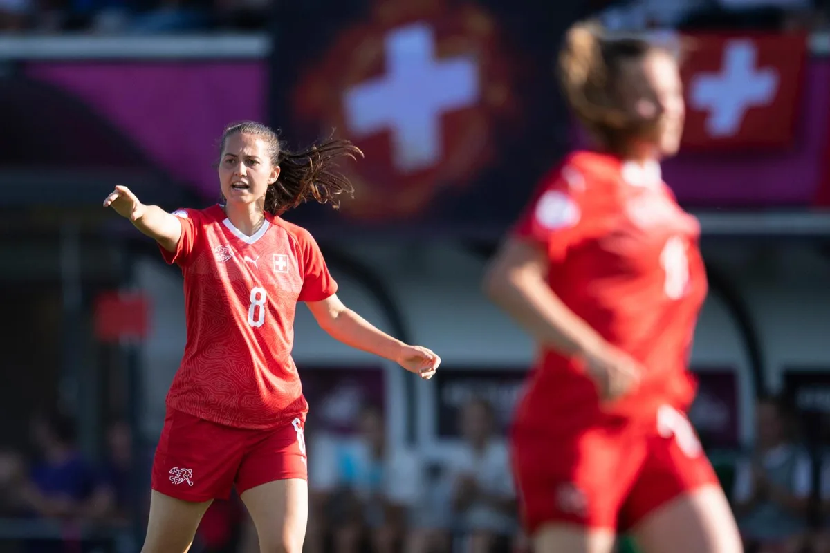 womens-u19soccer_el2211_1_preview Klare Anweisungen: Fiona Hubler im EM-Gruppenspiel gegen Frankreich. (Foto: Keystone), Fiona Hubler (ganz links unten) vor dem Spiel gegen Frankreich. (Foto: Keystone), Mit Vorwärtsdrang: Die Ustermer U-19-Nationalspielerin Fiona Hubler in einem Länderspiel gegen Holland. (Foto: Keystone)