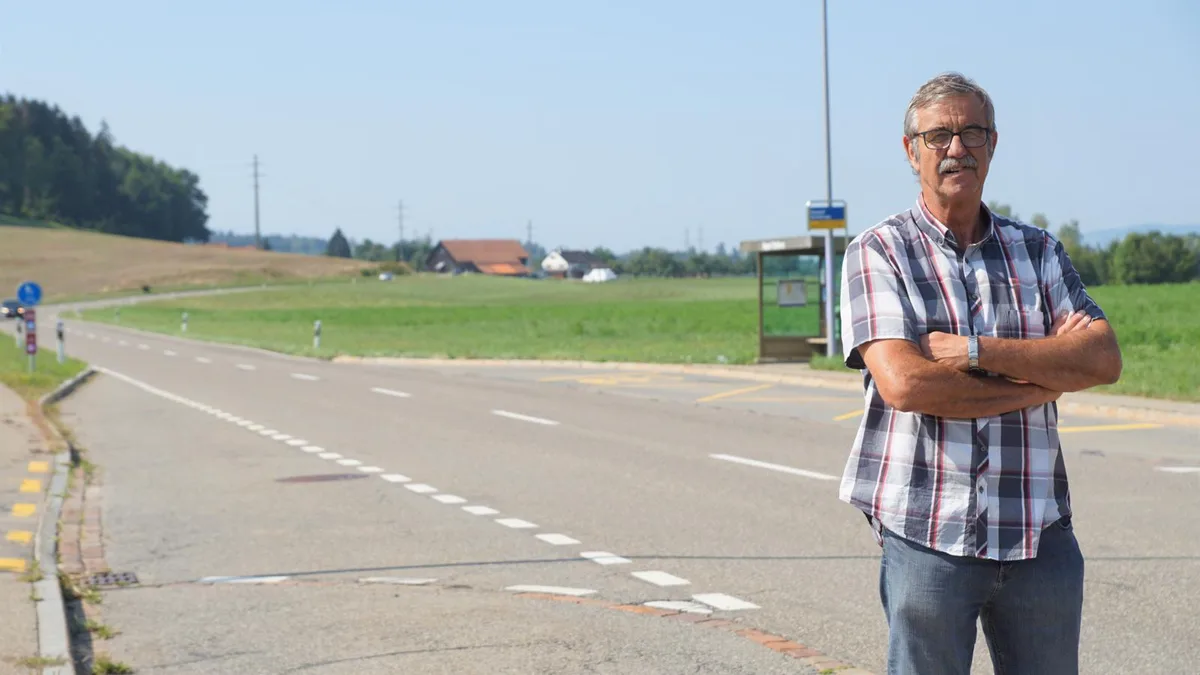 christian%20brunner_seite_preview Christian Brunner ist verärgert: Auf der Strasse hinter ihm soll eine Mittelinsel gebaut werden, Diese würden den Anlass Oldtimerclassic gefährden. , Die Fahrzeuge könnten nicht mehr in der üblichen Geschwindigkeit passieren.