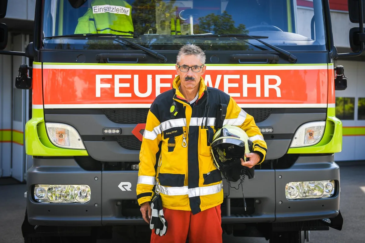 fehraltorf_17082018_feuerwehrkommandant_sbo_3_preview_0 Adrian Ferrari ist Kommandant bei der Feuerwehr Fehraltorf. Der Fehraltorfer hat 56 Leute unter sich. , Das Schützenhaus brannte 2015 lichterloh. Das war einer der grössten Einsätze für die örtliche Feuerwehr. , Kein einfacher Einsatz für Adrian Ferrari: Bei einer Explosion in dieser Scheune verletzten sich vier Buben.
