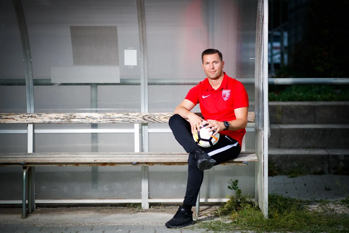 sport_05082018_beilagerueti_dku__8__preview Rüti-Trainer Shaip Krasniqi ist seinen Spielern nahe. Er sagt aber auch: «Letztlich bin ich der Chef.» , «Ich bin hier, weil ich gerne hier bin. Ich fühle mich pudelwohl»: Rüti-Trainer Shaip Krasniqi auf der Schützenwiese.