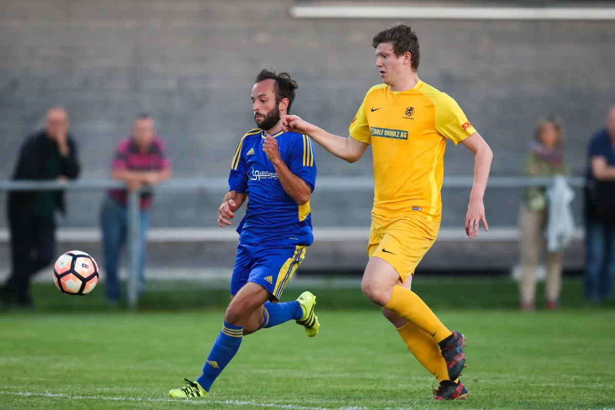sport_19042018_fussballgreifenseegossau_dku__15__preview Dem FC Gossau (links Peter Niffeler) und Greifensee (Patrick Ley) werden erneut gute Rollen zugetraut.