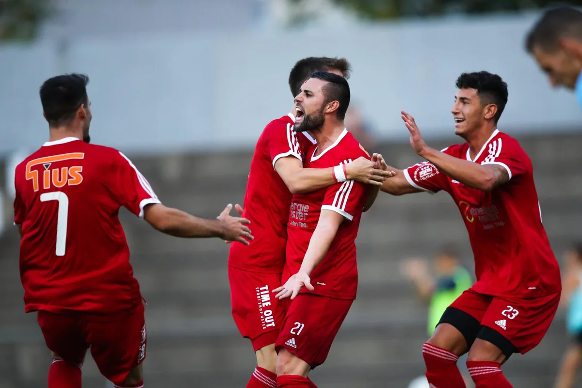 sport_22082018_usteramriswil_dku__3__preview Ustermer Jubel über das 1:0., Usters Ivan Jakovljev (links) wehrt sich., Dejan Ilic vom FC Uster (links) gegen Fabian Kreis., Abgehoben: Der Ustermer Dominik Dedic (links) wird gefoult.