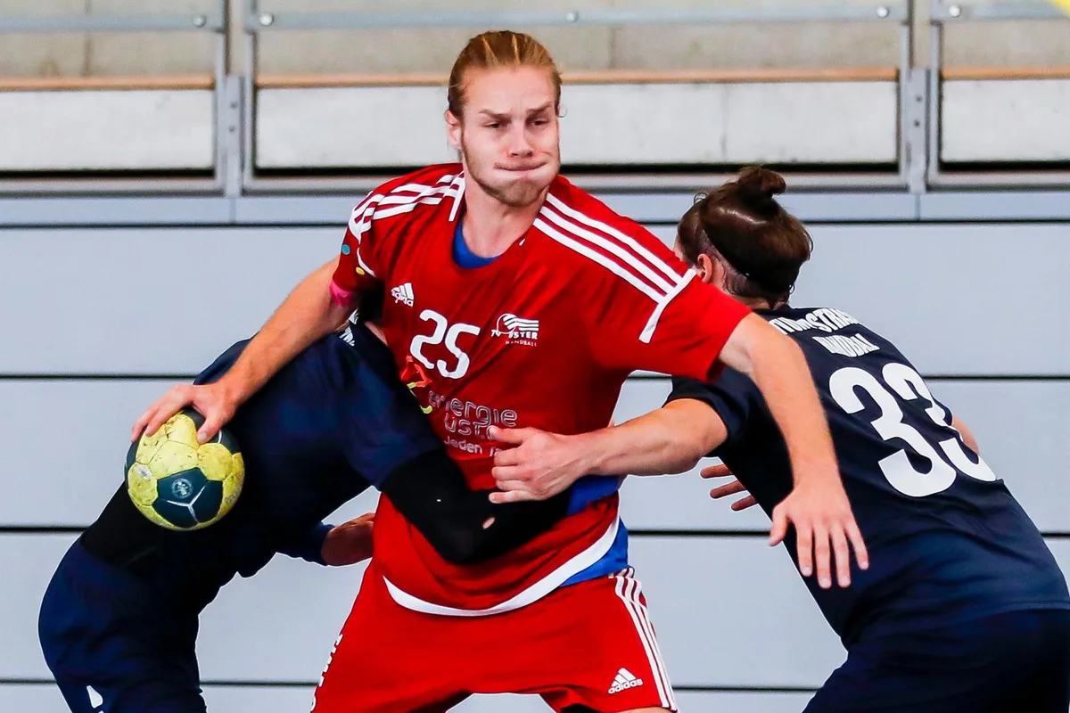 sport_22102017_handball_crm_007_preview Usters Gianluca Schaub behält gleich gegen zwei Spieler von Unterstrass die Übersicht.