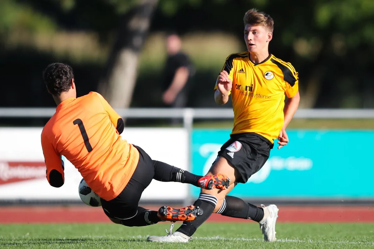 sport_26082018_wetzikonweisslingen_dku__9__preview Deia Sträuli testet den Weisslinger Goalie Andreas Bosshard., Der Wetziker Ocaktan (links) gegen den Weisslinger Kienast. , Mullarkey (rechts) erzielte die Führung für den FC Wetzikon., Deia Sträuli versucht den Weisslinger Silvio Girola auszudribbeln. , In vollem Lauf: Der Wetziker Vincenzo Piccinni.