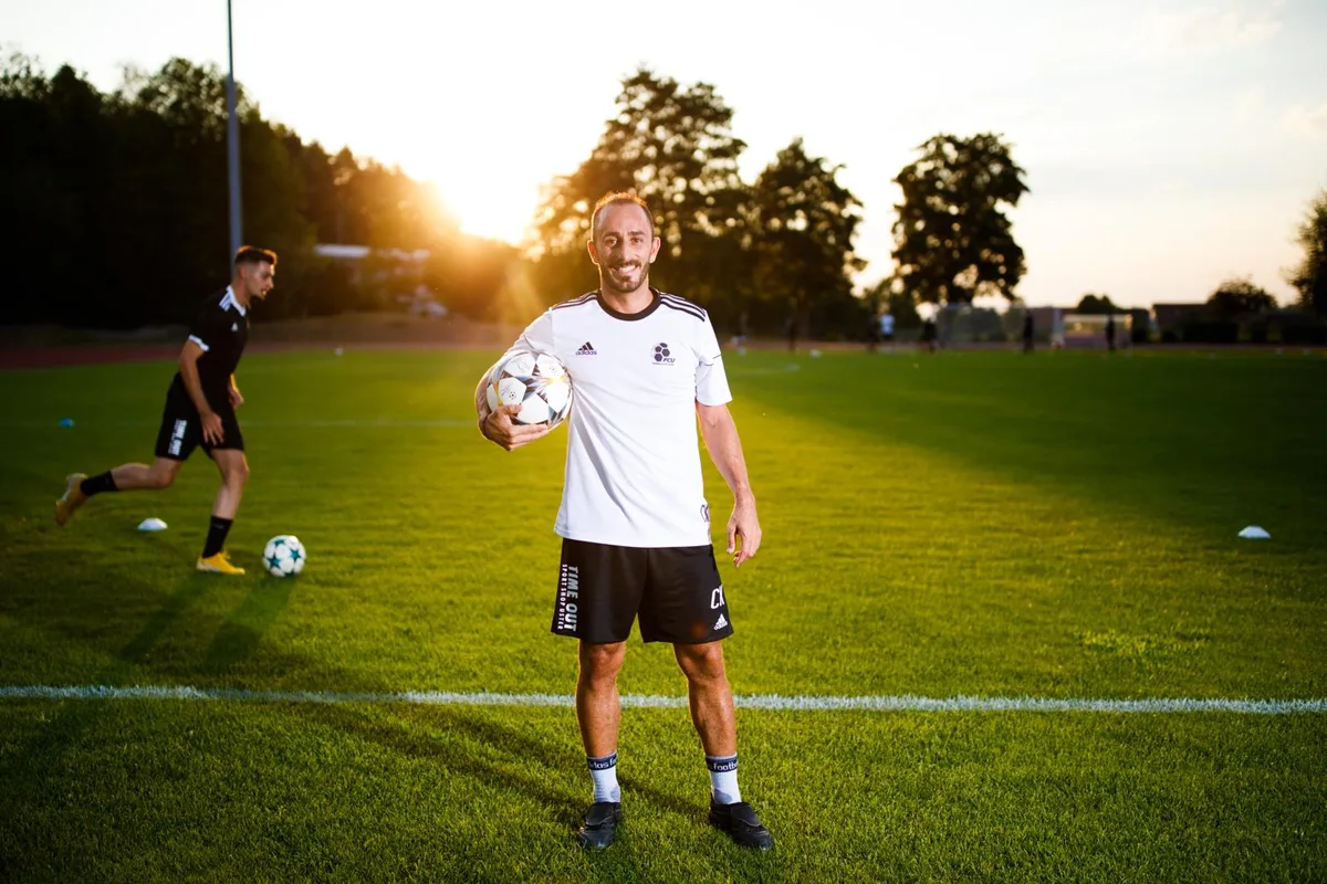 sport_31072018_kluser_dku__11__preview Auch im unbedeutenden Trainingsmatch ein Antreiber: Usters Assistenztrainer Christian Kluser. , Beim FCU bringt Kluser die Emotionen rein.