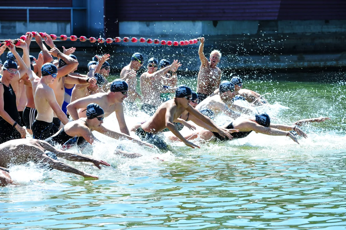 ustertriathlon1_preview_0 Ab ins Wasser: Die Triathleten haben je zwei Schwimmrunden à 300 Meter zu absolvieren., Zweifacher Sieger und Uster-Triathlon-Organisator: Sven Riederer.