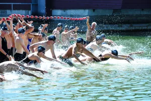 ustertriathlon1_preview_0 Ab ins Wasser: Die Triathleten haben je zwei Schwimmrunden à 300 Meter zu absolvieren., Zweifacher Sieger und Uster-Triathlon-Organisator: Sven Riederer.