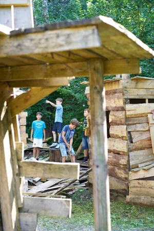 holzwurm_vitamin_b%2024_preview Klettern, basteln, werken: Auf dem Holzwurm können sich die Kinder austoben.