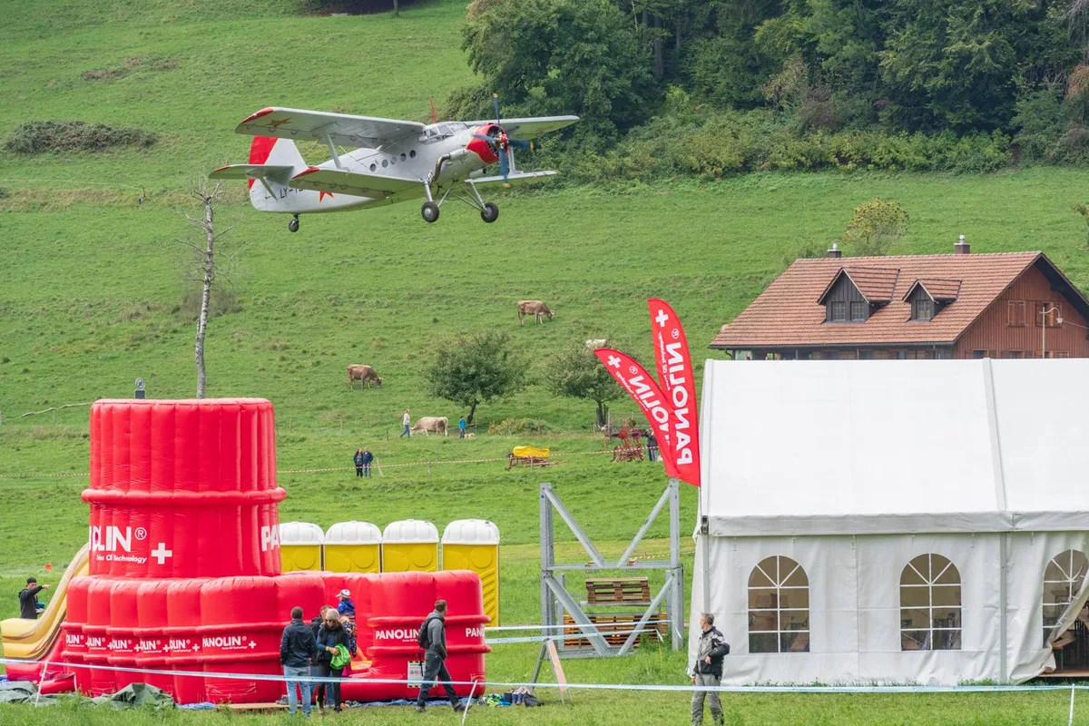 02092018_oldtimer_classic_hittnau_gu_24_preview An den Hittnauer Oldtimerclassic konnten neben Autos und Motorrädern auch alte Flugzeuge bewundert werden. , Die ZO-Redaktorin Talina Steinmetz trat einen Rundflug mit einer Antonov A2 an. , Dabei handelt es sich um den grössten einmotorigen Doppeldecker der Welt. , Trotz Erfolg des Events bangen die Organisatoren um die Zukunft. , Deshalb lancierte der Motorsportclub Hittnau eine Petition. , Eine Mittelinsel beim Start und Ziel wäre das Ende für die Oldtimerclassic., «Der Event lebt von der Geschwindigkeit», sagt Medienverantwortlicher Urs Frei.