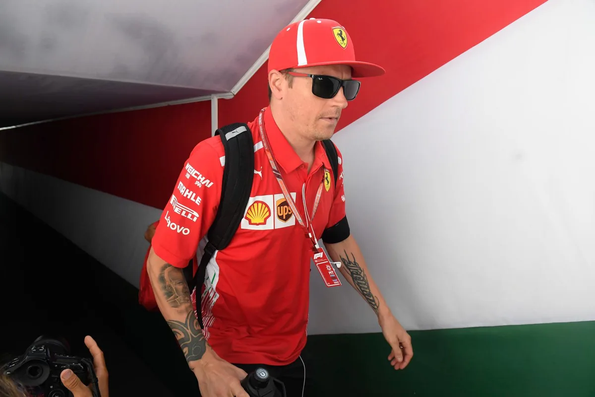 Wechselt von Ferrari zu Sauber: Kimi Räikkönen., 2001 hatte Peter Sauber dem Finnen das Formel-1-Debüt ermöglicht., Der aktuelle Sauber-Pilot Charles Leclerc fährt ab nächster Saison für Ferrari.