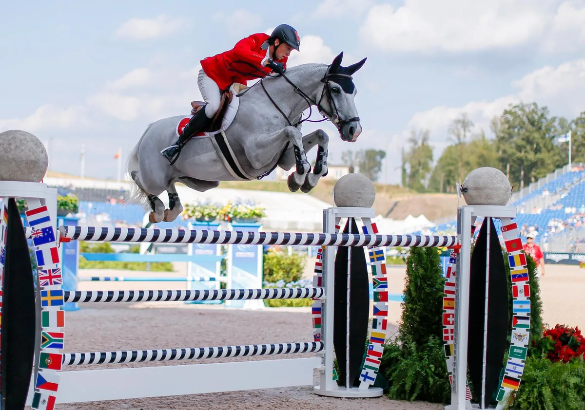 Erfolgreiches Duo: Martin Fuchs und Clooney unterwegs zu WM-Silber., Fuchs hatte seit seinem Erfolg kaum eine ruhige Minute: Am Flughafen wurde er mit Bronze-Gewinner Steve Guerdat empfangen..., ...und musste für so manches Objektiv posieren., «Es ist ein sehr spezielles Gefühl», sagt Fuchs (ganz links) über seinen Vize-Weltmeistertitel.
