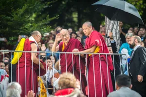 https-zueriost-ch-sites-default-files-elvis-media-2018-09-rikonl_21092018_dalailama_sbo_33_preview-jpg Der Dalai Lama beehrte das Tibet-Institut in Rikon. (Fotos: Seraina Boner), Rund 45 Minuten dauerte seine Ansprache. (Fotos: Seraina Boner), Verschiedene Gegenstände musste der Dalai Lama segnen. (Fotos: Seraina Boner), Einigen Anwesenden legte der Dalai Lama einen Gebetsschal um den Hals. (Fotos: Seraina Boner), Als der hohe Besuch der Menschenmenge zuwinkt, beginnen sie Mantras zu singen. (Fotos: Seraina Boner), Mit Weihrauch wurde der Weg für das religiöse Oberhaupt der Tibeter gereinigt. (Fotos: Seraina Boner), 1200 Besucher: Der Zuschaueraufmarsch war immens. (Fotos: Seraina Boner), Buhlen um die beste Aussicht auf die Heiligkeit. (Fotos: Seraina Boner), Sitz auf dem Lande: Das Tibet-Institut in Rikon. (Fotos: Seraina Boner), Für den prominenten Besuch waren erhöhte Sicherheitsvorkehrungen zu treffen. (Fotos: Seraina Boner)