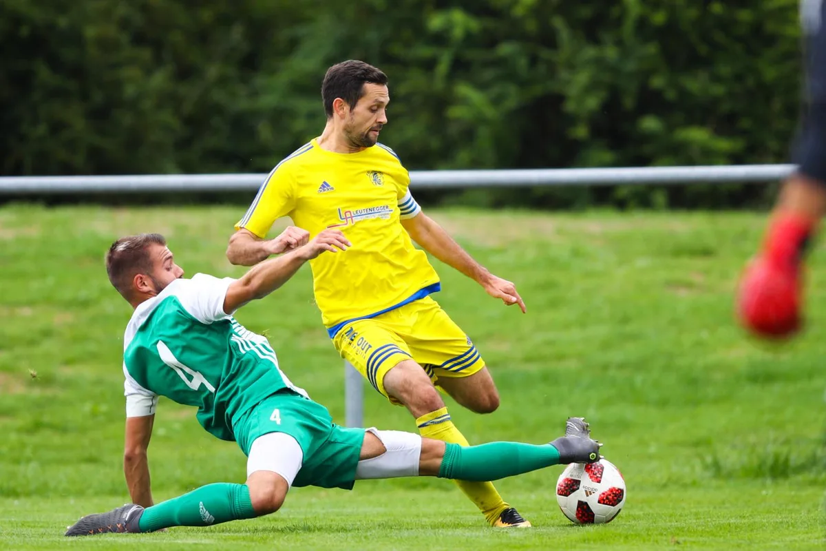 sport_02092018_fussballgossaubruettisellen_dku__3__preview Der FC Gossau (Roman Gachnang, rechts) wurde von den Schaffhauser Reserven ausgebremst.