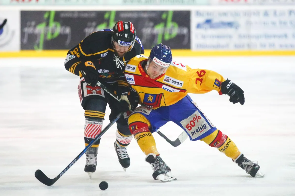Raoul Seiler (rechts) und der EHC Dübendorf starten als Titelverteidiger in die neue Saison.