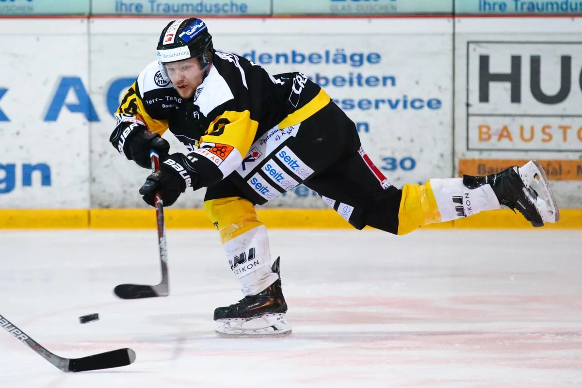 https-zueriost-ch-sites-default-files-elvis-media-2018-09-sport_13032018_wetzikonarosa_dku__8__preview-jpg Adrian Rykart und der EHC Wetzikon starten als Gejagte in die Saison., Am Ende der letzten Saison stand der Meistertitel., Für Trainer Roger Keller bewegt sich der EHCW auf einem schmalen Grat., Die Konkurrenz will dem Meister das Leben schwer machen.