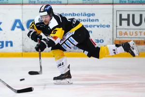https-zueriost-ch-sites-default-files-elvis-media-2018-09-sport_13032018_wetzikonarosa_dku__8__preview-jpg Adrian Rykart und der EHC Wetzikon starten als Gejagte in die Saison., Am Ende der letzten Saison stand der Meistertitel., Für Trainer Roger Keller bewegt sich der EHCW auf einem schmalen Grat., Die Konkurrenz will dem Meister das Leben schwer machen.