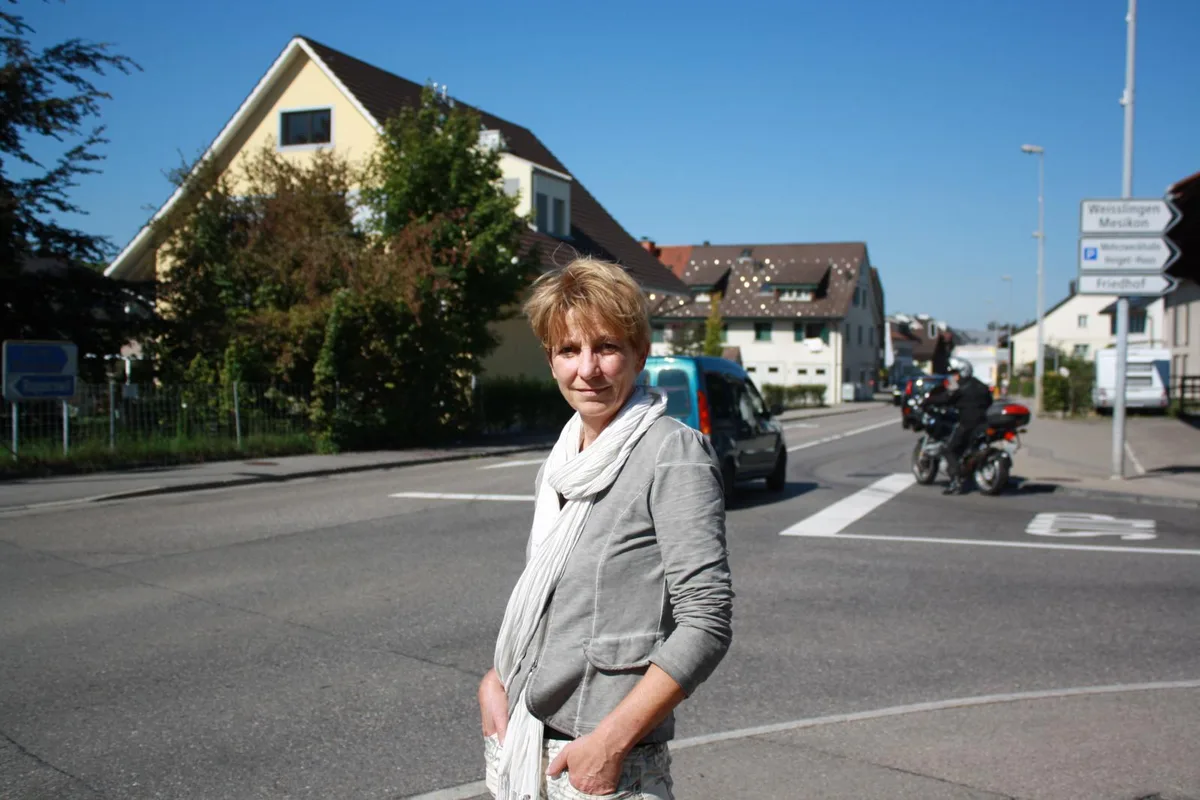 ursula%20weiss%20%281%29_preview Ursula Weiss, Präsidentin des Gewerbe- und Industrievereins, sorgt sich um von der Sanierung betroffene Geschäfte. (Foto: mhu), 18'000 Autos verkehren täglich auf der Kempttalstrasse durch Fehraltorf. In zwei Jahren wird sie saniert. (Archivfoto: Züriost)