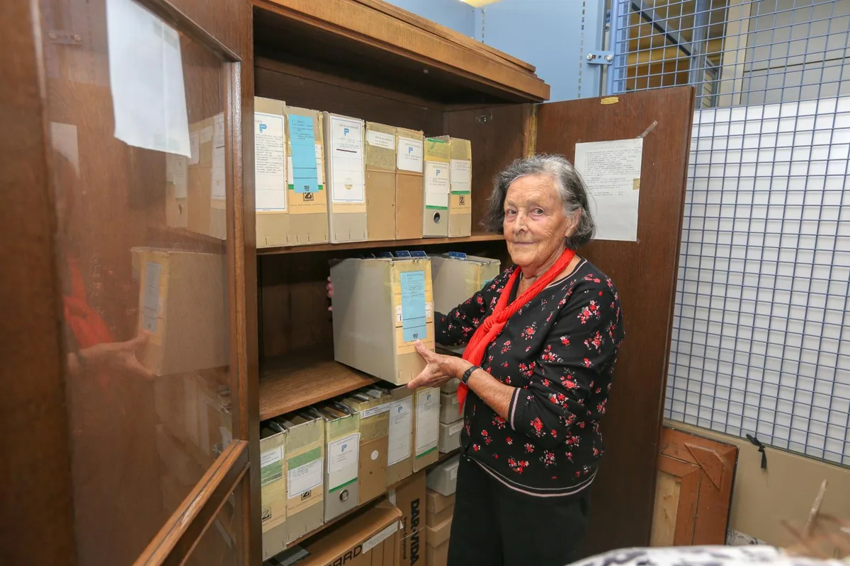 uster_04092018_nachlass_nag-12_preview Magdalena Munz hat den Nachlass dem Stadtarchiv Uster vermacht., Caroline Vetsch vom Stadtarchiv war bei der Übergabe auch zugegen., Der Nachlass besteht hauptsächlich aus Schriften., Zivilschützer halfen beim Umzug., Im Lagerraum wurde alles in Kisten verpackt, was nach Uster kommt., Der Lagerraum war sehr eng., Die Zivilschützer waren von der Abteilung des Kulturgüterschutzes, Nicht alle von Schaufelbergers Objekten kommen nach Uster. dieser Schrank bleibt bei Magdalena Munz., Die Dokumente sollen für die Forschung zu Otto Schaufelberger verwendet werden., Alles war schon vorher sorgfältig geordnet und angeschrieben worden., So ging die Zügelaktion rasch über die Bühne.